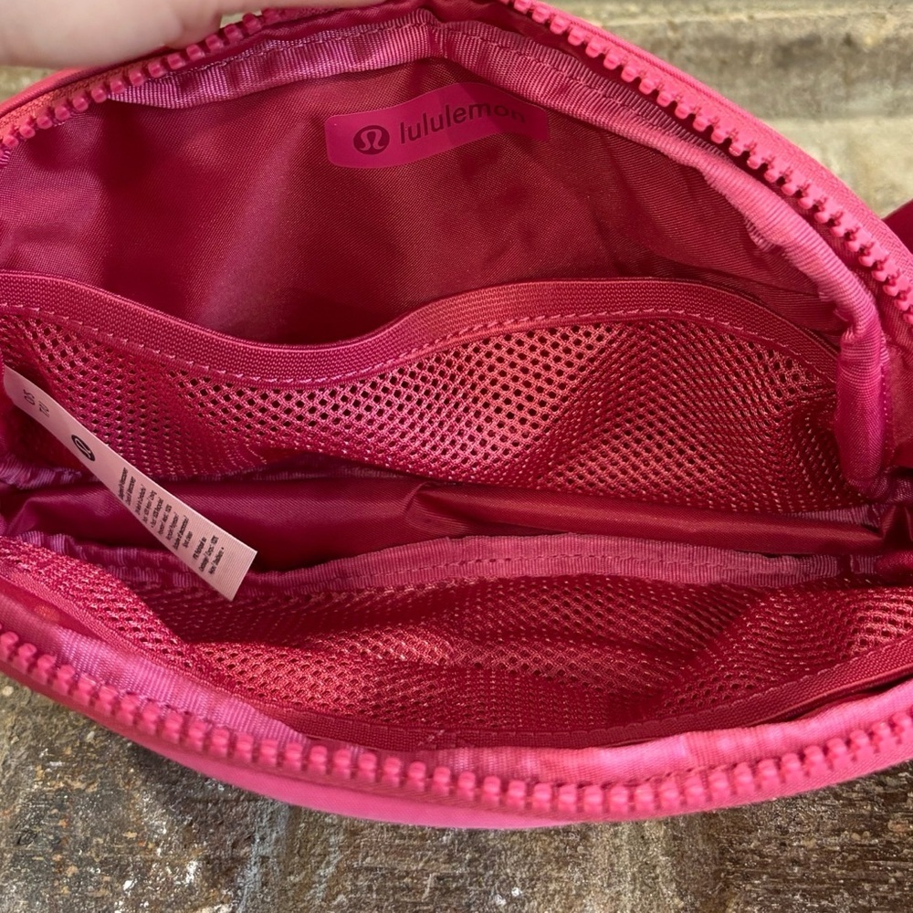 NWT Lululemon Everywhere Belt Bag In Raspberry Coulis - Picture 5 of 8